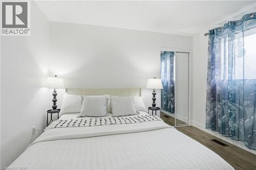 102 Dundee Drive, Caledonia, ON - Indoor Photo Showing Bedroom