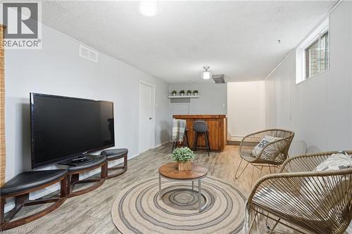 102 Dundee Drive, Caledonia, ON - Indoor Photo Showing Living Room