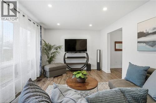 102 Dundee Drive, Caledonia, ON - Indoor Photo Showing Living Room