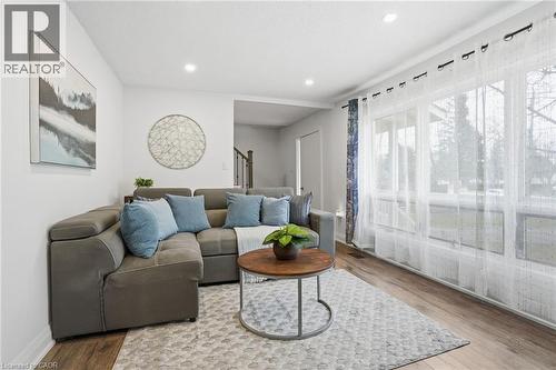 102 Dundee Drive, Caledonia, ON - Indoor Photo Showing Living Room