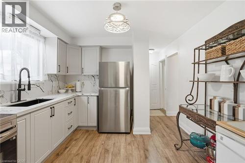 102 Dundee Drive, Caledonia, ON - Indoor Photo Showing Kitchen