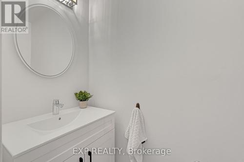 1471 Pickwick Drive, Mississauga, ON - Indoor Photo Showing Bathroom