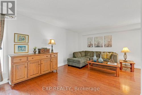 1471 Pickwick Drive, Mississauga, ON - Indoor Photo Showing Living Room