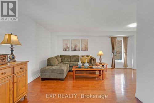 1471 Pickwick Drive, Mississauga, ON - Indoor Photo Showing Living Room