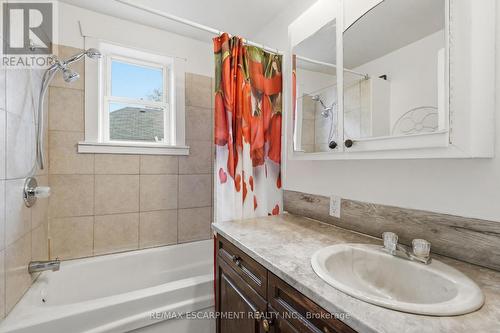 570 Cannon Street E, Hamilton, ON - Indoor Photo Showing Bathroom