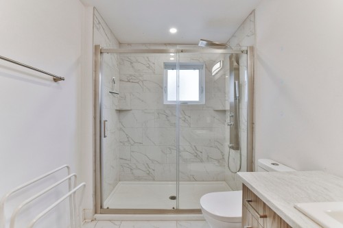 Salle de bains - 345 Rue Louis-Hébert, Mascouche, QC - Indoor Photo Showing Bathroom