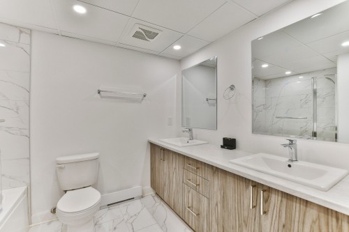 Salle de bains - 345 Rue Louis-Hébert, Mascouche, QC - Indoor Photo Showing Bathroom