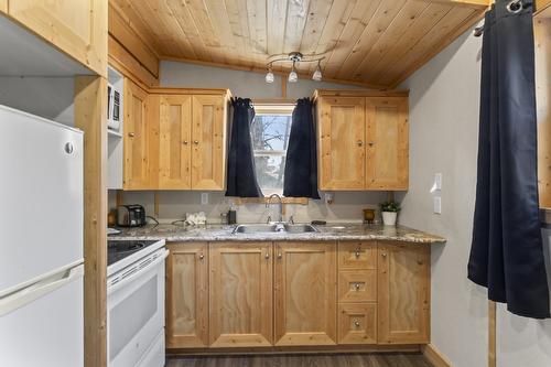 250 Laguna Crescent, Twin Bays, BC - Indoor Photo Showing Kitchen With Double Sink
