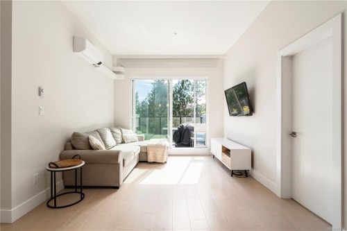 602-1450 Glentana Rd, View Royal, BC - Indoor Photo Showing Living Room
