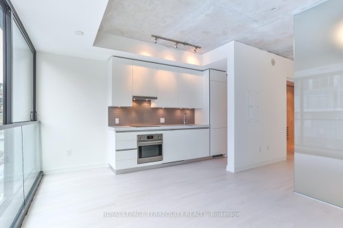 215-629 King Street W, Toronto, ON - Indoor Photo Showing Kitchen