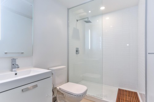 215-629 King Street W, Toronto, ON - Indoor Photo Showing Bathroom