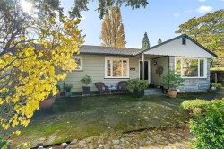 943 Selkirk Ave Esquimalt, BC V9A 2V2
