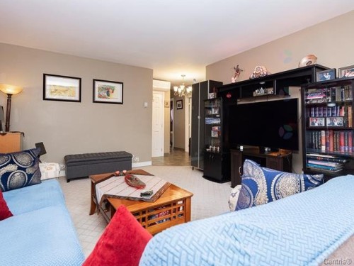 Living Room - 3735 Boul. Henri-Bourassa O., Montréal (Saint-Laurent), QC 