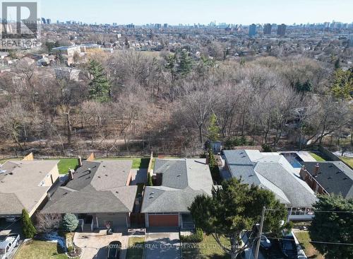 27 PEACHAM CRESCENT  Toronto, ON M3M 1S2