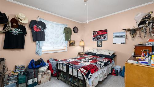 421 20Th Avenue, Creston, BC - Indoor Photo Showing Bedroom