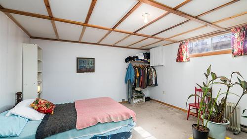421 20Th Avenue, Creston, BC - Indoor Photo Showing Bedroom