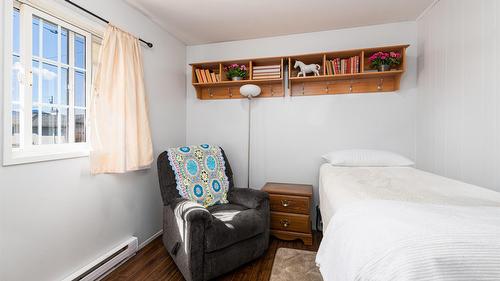 421 20Th Avenue, Creston, BC - Indoor Photo Showing Bedroom
