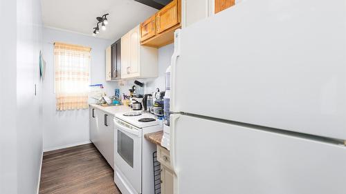 421 20Th Avenue, Creston, BC - Indoor Photo Showing Kitchen