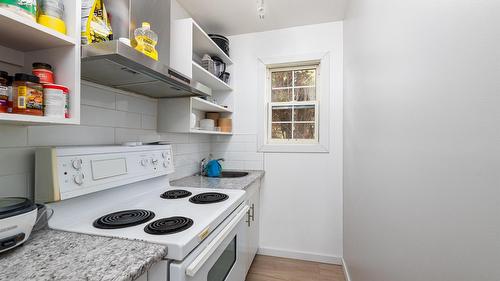 421 20Th Avenue, Creston, BC - Indoor Photo Showing Kitchen