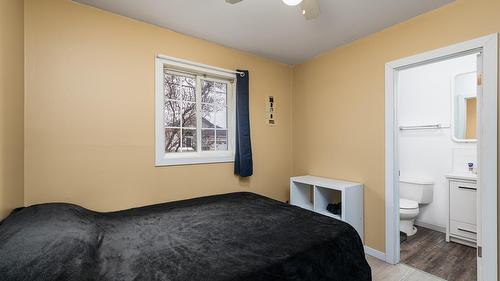 421 20Th Avenue, Creston, BC - Indoor Photo Showing Bedroom