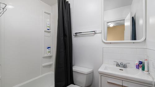 421 20Th Avenue, Creston, BC - Indoor Photo Showing Bathroom