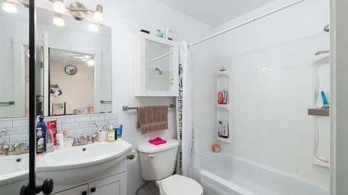 421 20Th Avenue, Creston, BC - Indoor Photo Showing Bathroom