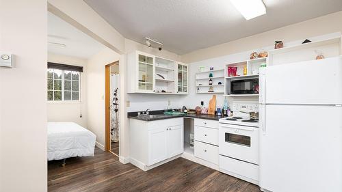 421 20Th Avenue, Creston, BC - Indoor Photo Showing Kitchen