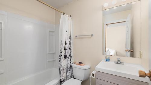 421 20Th Avenue, Creston, BC - Indoor Photo Showing Bathroom