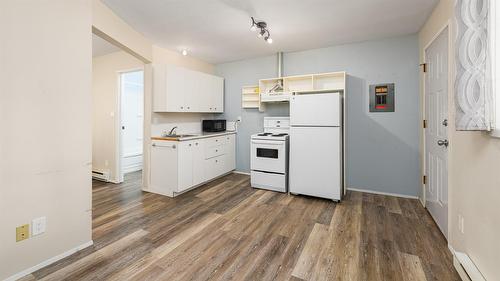 421 20Th Avenue, Creston, BC - Indoor Photo Showing Kitchen