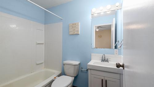 421 20Th Avenue, Creston, BC - Indoor Photo Showing Bathroom