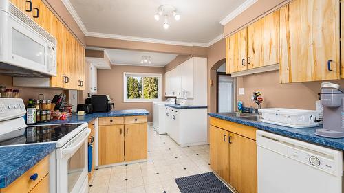 421 20Th Avenue, Creston, BC - Indoor Photo Showing Kitchen With Double Sink