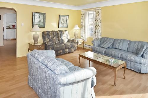 498 Braid Street, Penticton, BC - Indoor Photo Showing Living Room