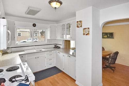 498 Braid Street, Penticton, BC - Indoor Photo Showing Kitchen