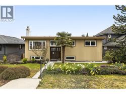 831 WHITCHURCH STREET North Vancouver, BC V7L 2A5