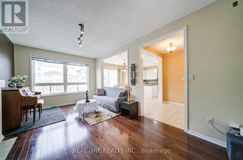 3696 Waterfall Crescent, Mississauga, ON - Indoor Photo Showing Living Room