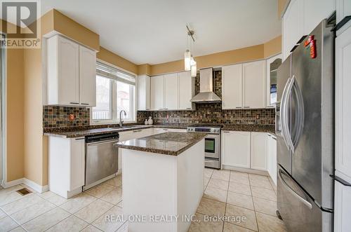 3696 Waterfall Crescent, Mississauga, ON - Indoor Photo Showing Kitchen