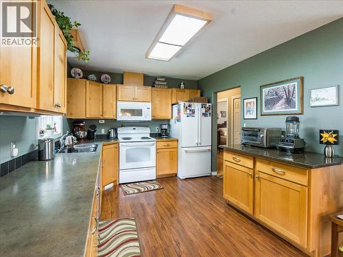 1663 Moran Road Road, Thrums, BC - Indoor Photo Showing Kitchen