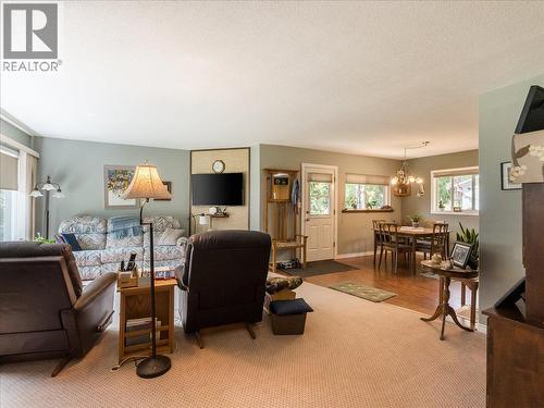 1663 Moran Road Road, Thrums, BC - Indoor Photo Showing Living Room