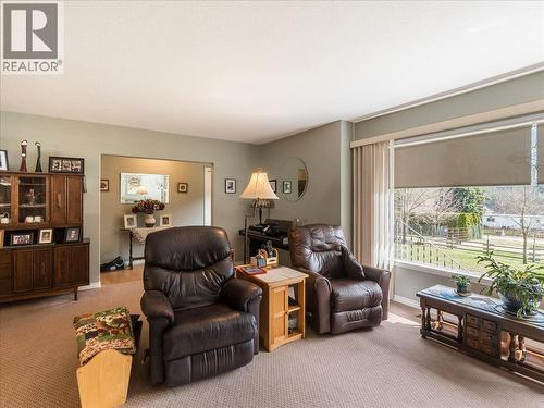 1663 Moran Road Road, Thrums, BC - Indoor Photo Showing Living Room