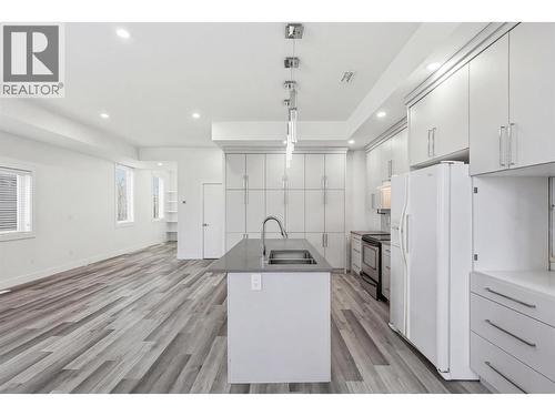 154 Williams Street, Kamloops, BC - Indoor Photo Showing Kitchen With Double Sink With Upgraded Kitchen