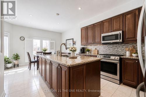 58 Shadow Falls Drive, Richmond Hill, ON - Indoor Photo Showing Kitchen With Upgraded Kitchen