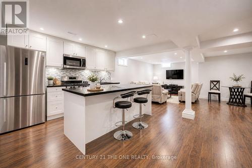 58 Shadow Falls Drive, Richmond Hill, ON - Indoor Photo Showing Kitchen With Upgraded Kitchen