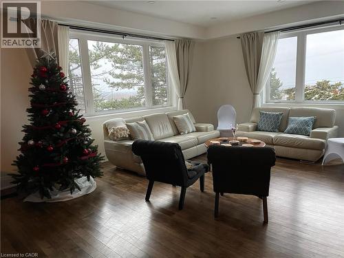 2019 Dundas Street, Burlington, ON - Indoor Photo Showing Living Room