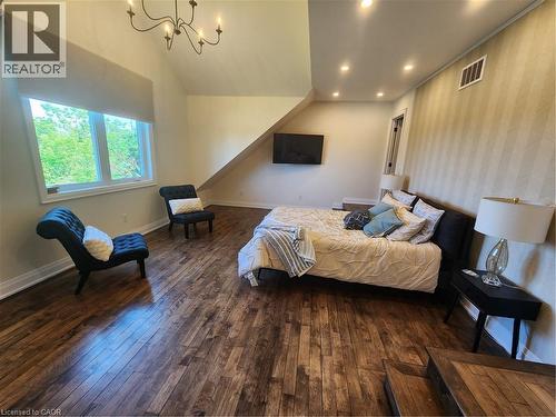 2019 Dundas Street, Burlington, ON - Indoor Photo Showing Bedroom