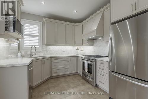 17 Hawkridge Trail, Brampton, ON - Indoor Photo Showing Kitchen With Upgraded Kitchen