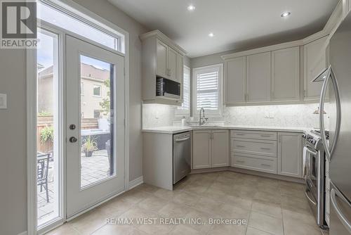 17 Hawkridge Trail, Brampton, ON - Indoor Photo Showing Kitchen