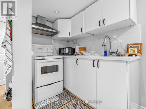 146 Crosby Avenue, Richmond Hill, ON - Indoor Photo Showing Kitchen
