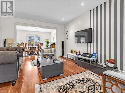 146 Crosby Avenue, Richmond Hill, ON - Indoor Photo Showing Living Room