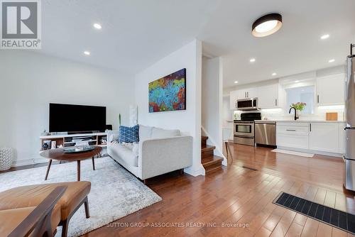 285 HARVIE AVENUE  Toronto, ON M6E 4L1