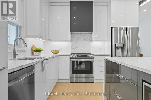 40 Ivy Crescent, Thorold (Confederation Heights), ON - Indoor Photo Showing Kitchen With Stainless Steel Kitchen With Upgraded Kitchen